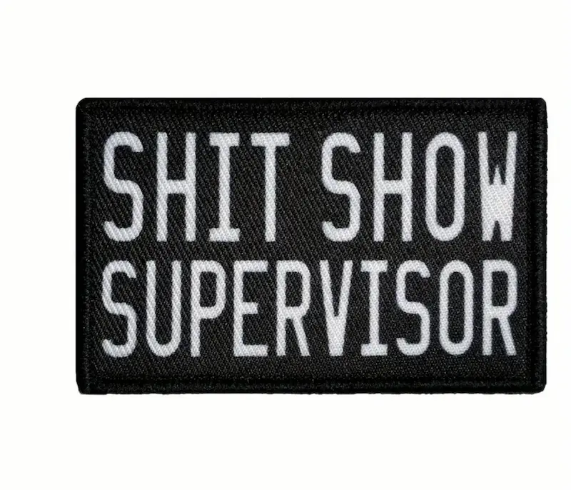 Patch – Shit Show Supervisor – Humoristische Morale Patch – Zwart/Wit – 8x5 cm – Klittenband