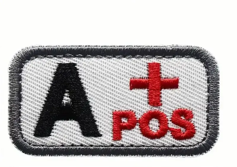 Geborduurde bloedgroep patch A+ met klittenband – wit rood zwart – 5x2,5 cm