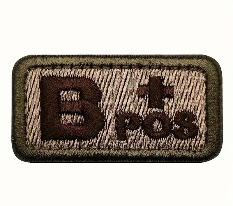 Geborduurde bloedgroep patch B+ met klittenband – groen bruin – 5x2,5 cm