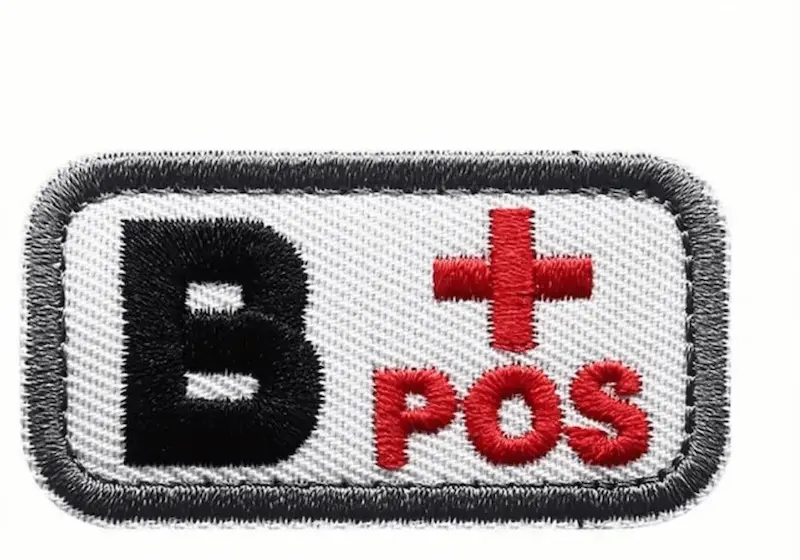 Geborduurde bloedgroep patch B+ met klittenband – wit rood zwart grijs – 5x2,5 cm
