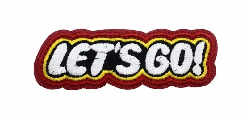 Geborduurde Let’s Go patch met klittenband – rood geel wit zwart – 9x3 cm