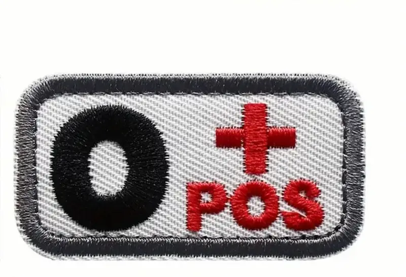 Geborduurde bloedgroep patch O+ met klittenband – wit zwart rood – 5x2,5 cm