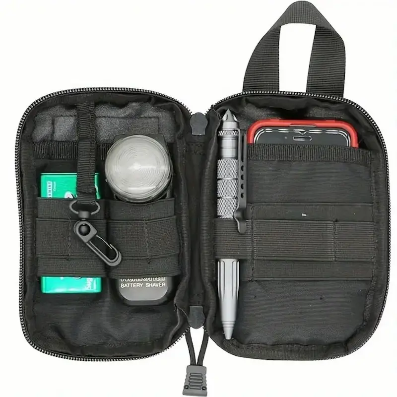 edc pouch open met multitool zaklamp en telefoon