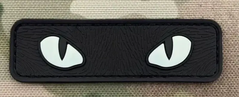 PVC Cat Eyes patch – Glow in the Dark – zwart met lichtgevende ogen – 9x3 cm